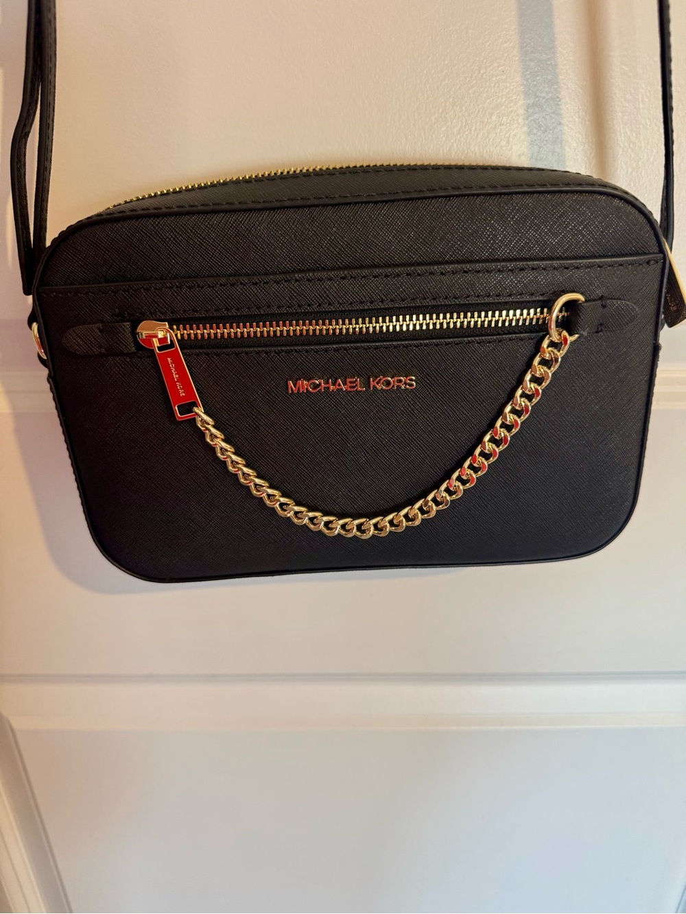 Jet Set Large Saffiano Crossbody bag with gold chain. - Picture 3 of 11